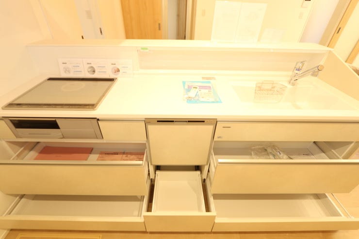 【キッチン】
リビングになじむ白を基調とした、清潔感のあるキッチンです。
キズがつきにくく、汚れも落としやすい人工大理石素材・安全性とお手入れも楽々のIHクッキングヒーターは主婦の味方♪