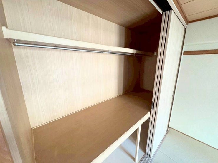 和室に備え付けられた押入れは、奥行きがあり頼もしい収納力です。ハンガーパイプが設置されているため、お布団だけでなく洋服を掛けて収納することも可能です。空間を無駄なく活用できる工夫が凝らされています。