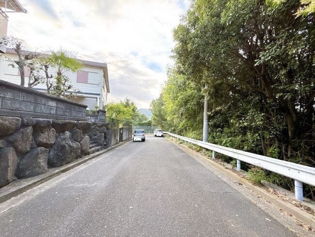 前面道路が広く、毎日の通行も快適です。