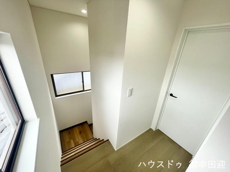 ■暮らしを繋ぐ、明るい動線■採光窓から光が差し込み、足元を優しく照らす。安全で快適な、家族の生活を支える縦の繋がりです。