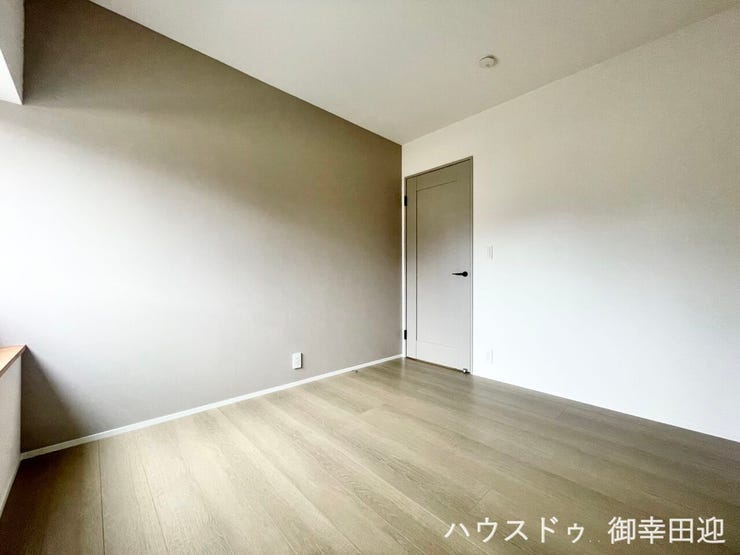 ■1階洋室①■心からリラックスできる静けさ、上質な眠りで、毎日をリセットします。明日への活力を養う空間です。