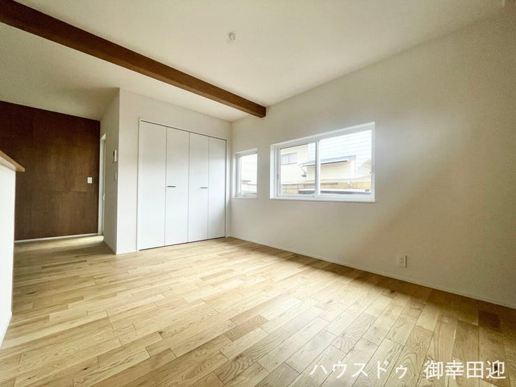 ■安らぎと笑顔の中心地■陽光が優しく降り注ぎ、会話が自然と弾む。ここでは、毎日が特別な時間へと変わります。