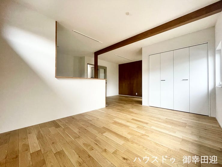 ■安らぎと笑顔の中心地■陽光が優しく降り注ぎ、会話が自然と弾む。ここでは、毎日が特別な時間へと変わります。