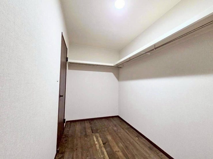 キッチン横に位置し、パントリーやファミリークローゼットとして活躍する大容量の収納です。ハンガーパイプ付きなので、コートを掛けたり、下部に収納ケースを並べたりと、用途に合わせて柔軟に使えます。