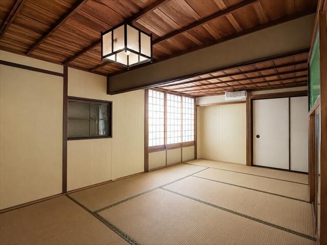 2階8畳:昔ながらの趣を残した、ゆとりある和空間。
※実際の写真から家具消しの加工行っております。