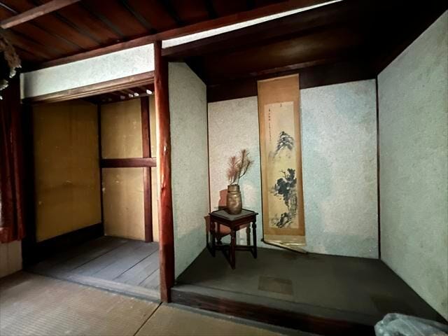 2階8畳:床の間付きの本格和室。趣ある空間で、日本家屋ならではの落ち着きを感じられます。