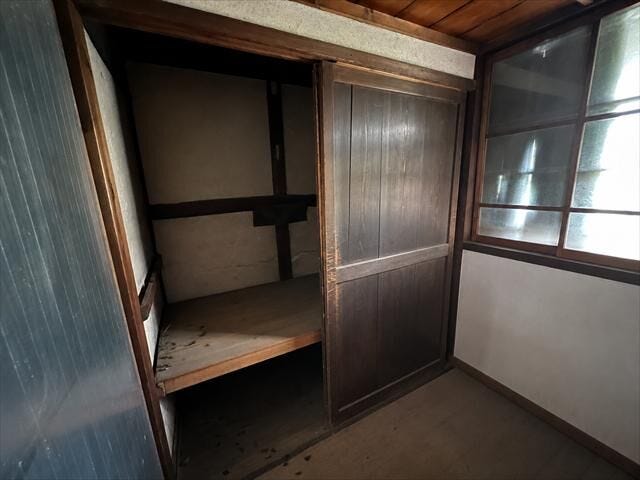 2階北西側:押入れ収納は奥行きがあるので、衣装ケースや突っ張り棒を使って空間を有効活用できます!
※実際の写真から家具消しの加工行っております。