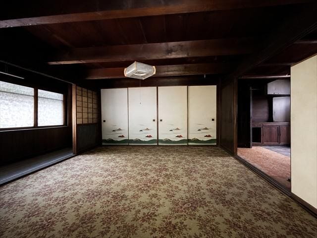 1階8畳:和の風情を感じる広々空間。リフォーム素材としてもおすすめです。
※実際の写真から家具消しの加工行っております。