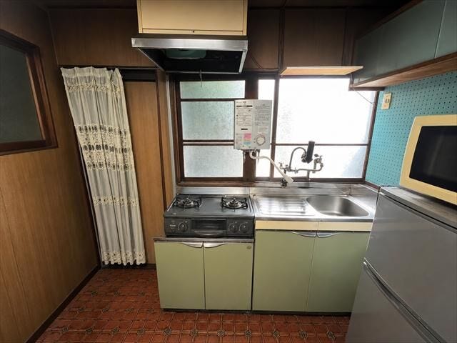 大きな窓から自然光が差し込む、明るく風通しの良いキッチンスペースです。
※実際の写真から家具消しの加工行っております。