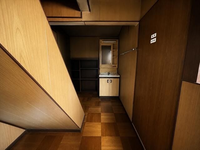 階段近くに洗面台が完備されています。右横の扉は浴室、トイレへと繋がります。
※実際の写真から家具消しの加工行っております。