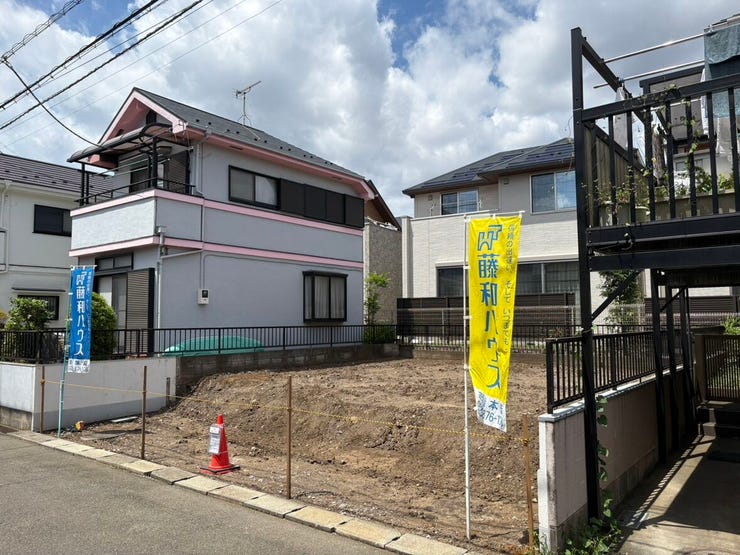 【外観】
南東側に開放感が広がる、日当たりの良い整形地です。敷地にゆとりがあるため、思い描いた理想の住まいを自由にプランニングできます。穏やかな街並みで、家族の新しい物語をここから紡いでいきませんか。