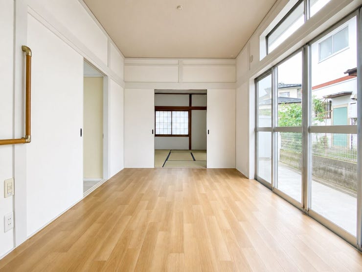 キッチンとは建具で仕切ることも、開放してつなげることもできる柔軟な間取り。さらに続き間の和室も開放すれば、家族がゆったり過ごせる一体感のある空間になります♪
