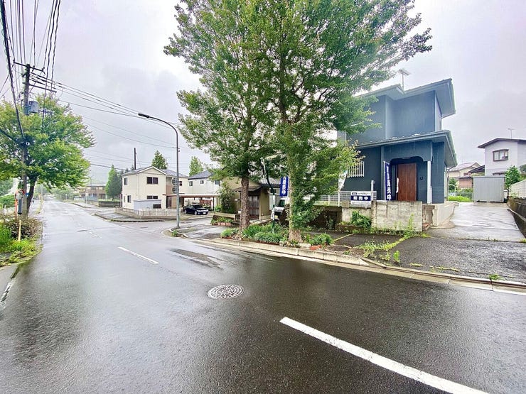 大きな街路樹が並ぶ、緑を身近に感じられる住環境。前面道路は幅員約13.7mとゆとりがあります♪