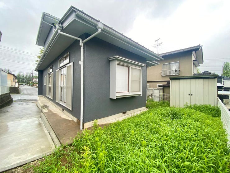 敷地面積は約56.59坪。建物の周囲にはゆとりがあり、敷地内には季節用品やアウトドア用品の保管に便利な倉庫を2棟備えています♪