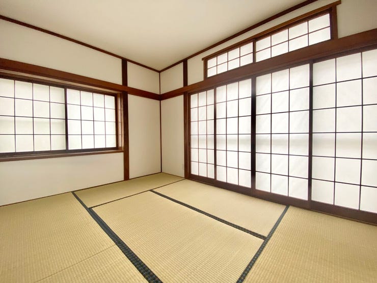 二面に障子戸を備え、やわらかな光が差し込む和室。客間やお子様の遊び場としても活躍します♪