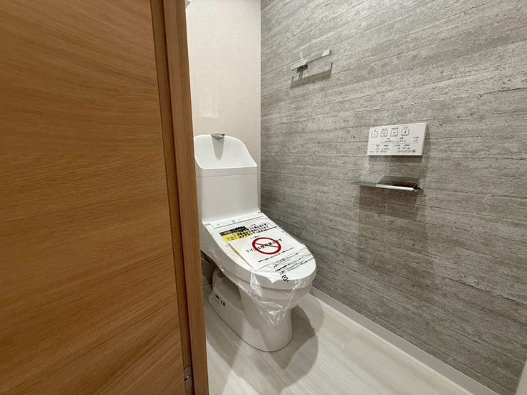 温水洗浄便座付きトイレを新規交換。清潔感のある空間で、毎日気持ちよくお使いいただけます。