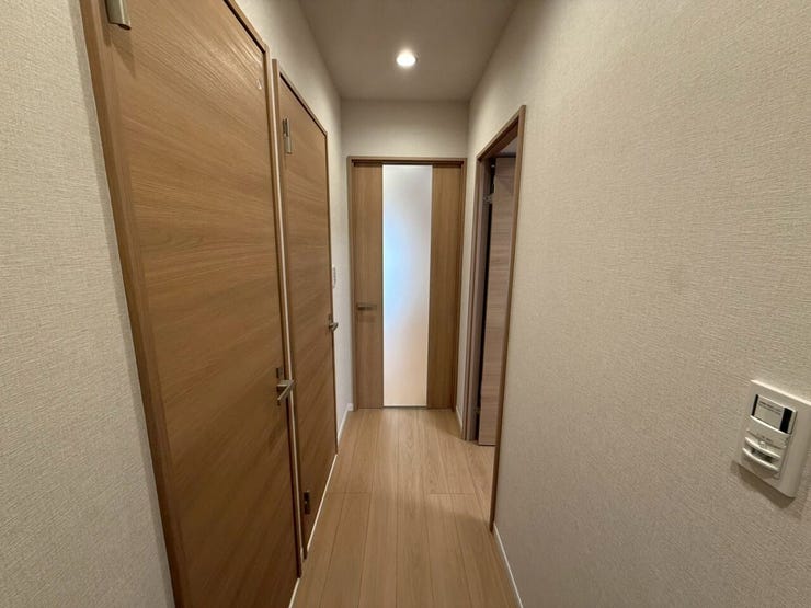 玄関から各居室へつながるすっきりとした動線。リノベーション済みならではの清潔感ある空間です。