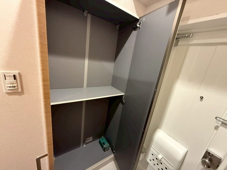 廊下収納を備え、掃除用品や日用品のストックもすっきり整理。住空間を広く使える便利な収納です。