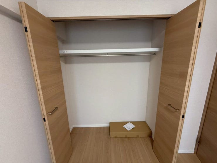 クローゼット付きで衣類や季節用品もすっきり収納。生活空間を広く使える嬉しい設計です。