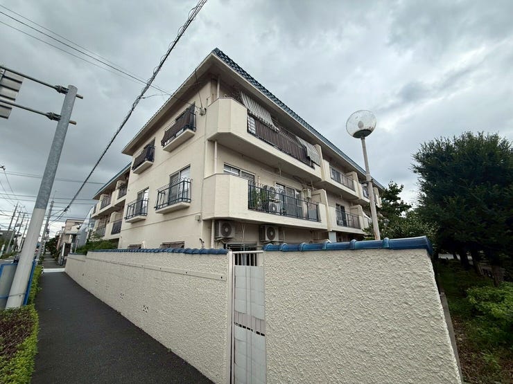 落ち着いた住環境に佇む、管理体制の整ったマンションです。