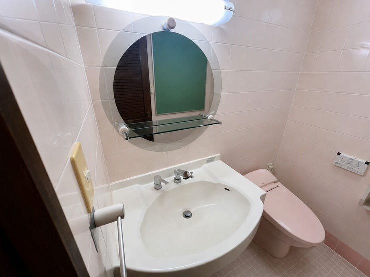 トイレ内に大きな洗面台があり便利♪(AI画像処理済み)