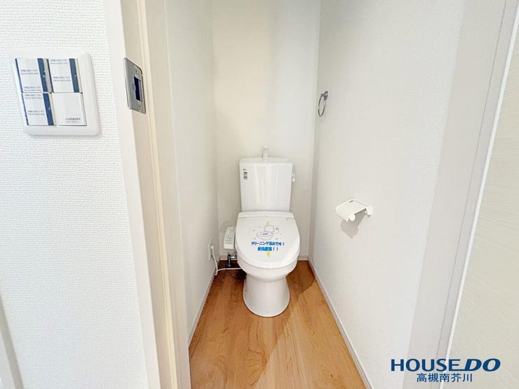 【利便性に配慮したトイレ2ヶ所】2階にも独立したトイレを完備。忙しい朝の家族の準備時間が重なる時間帯も、順番待ちのストレスなく快適。夜中に1階まで降りる必要がないのも安心です。