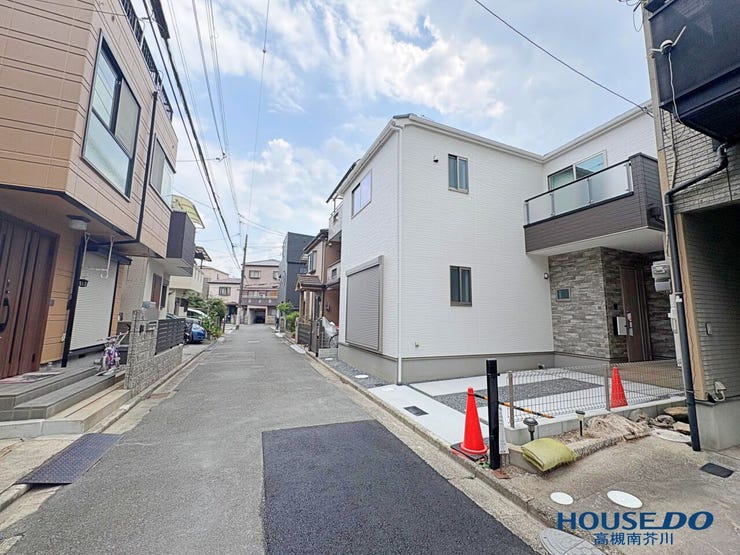 【閑静な住宅街に佇む新築】周辺は車の通り抜けが少ない落ち着いた街並み。