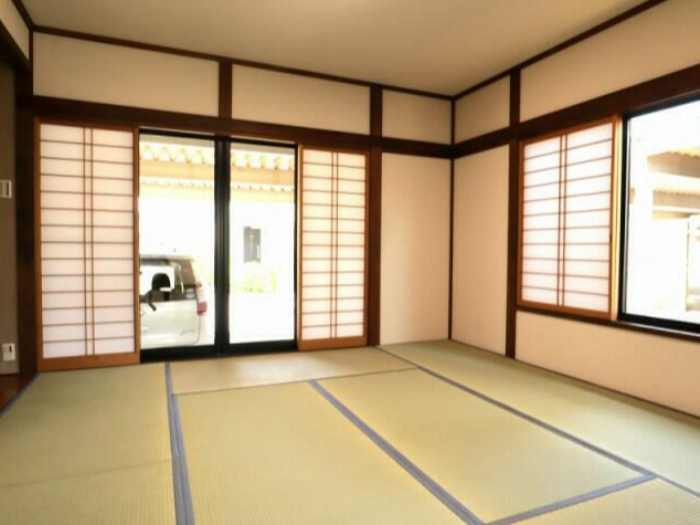 和室8帖 角部屋で明るい日差しがお部屋全体を包み込みます。