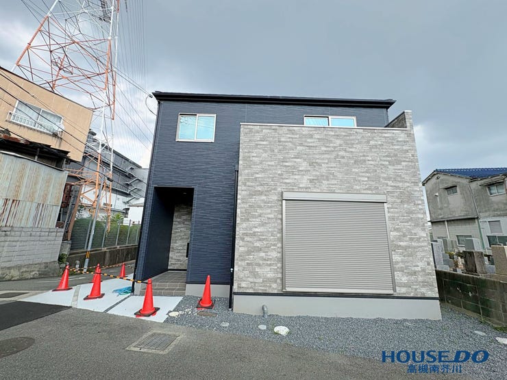 【外観】
豊かな子育て環境に位置する新築戸建。北西角地ならではの開放的な立地で、お子様の送り迎えや日々のお買い物もスムーズにこなせます。