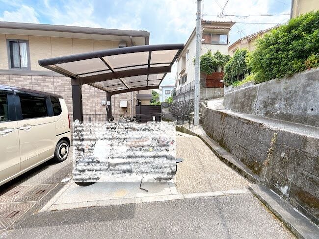 カーポート付きで雨の日の乗り降りにも濡れにくい駐輪場です◎