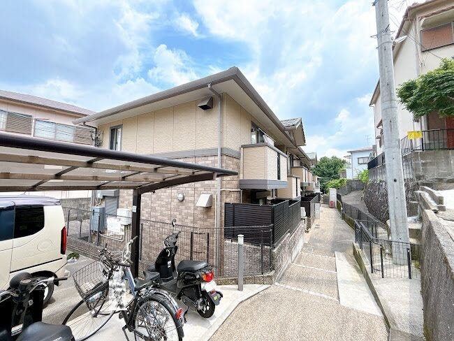 落ち着いた雰囲気の閑静な住宅街で環境の良い立地です。