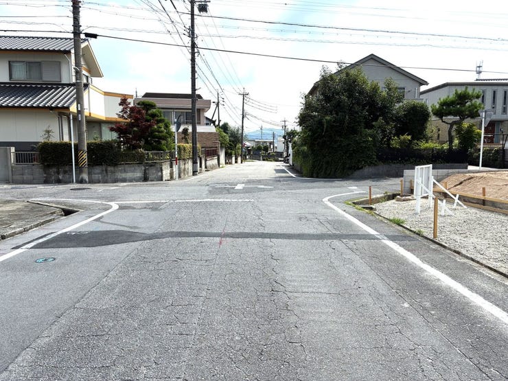 前面道路は見通しもよく、車もすれ違う幅もあるので、駐車も安心してできそうです!