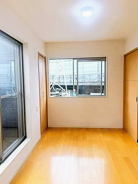 洋室(収納側)
2階の洋室にはそれぞれクローゼットなどの収納をしっかり完備。大切な衣類や荷物をすっきりと片付けられます。