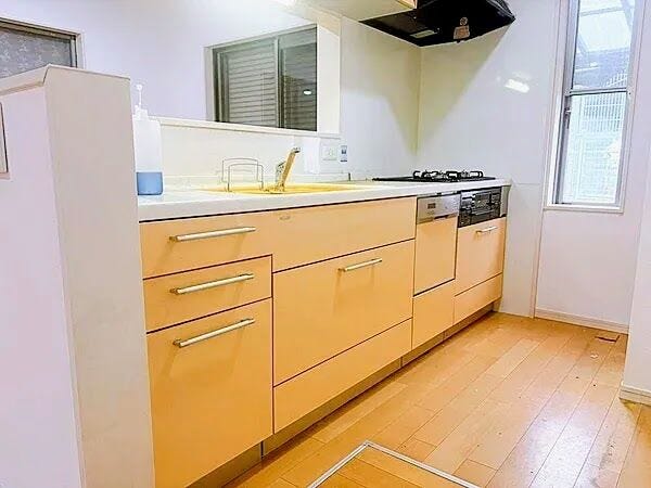 キッチン
リビングのご家族と会話を楽しみながらお料理ができる対面式のカウンターキッチン。背後や上部にも豊富な収納スペースを備えています。