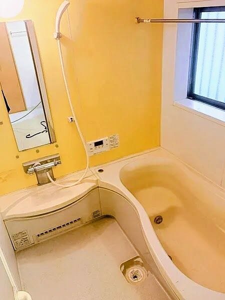 浴室
イエローのアクセントパネルが空間を明るく彩るバスルーム。ゆったりとした浴槽や大きな鏡、小窓を配し、日々の疲れを心地よく癒やしてくれます。