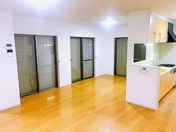 LDK(キッチン側から)
3面の窓から明るい光が差し込む18帖の広々としたLDK。木の温もりを感じられるフローリングと白いクロスが開放感を演出します。
