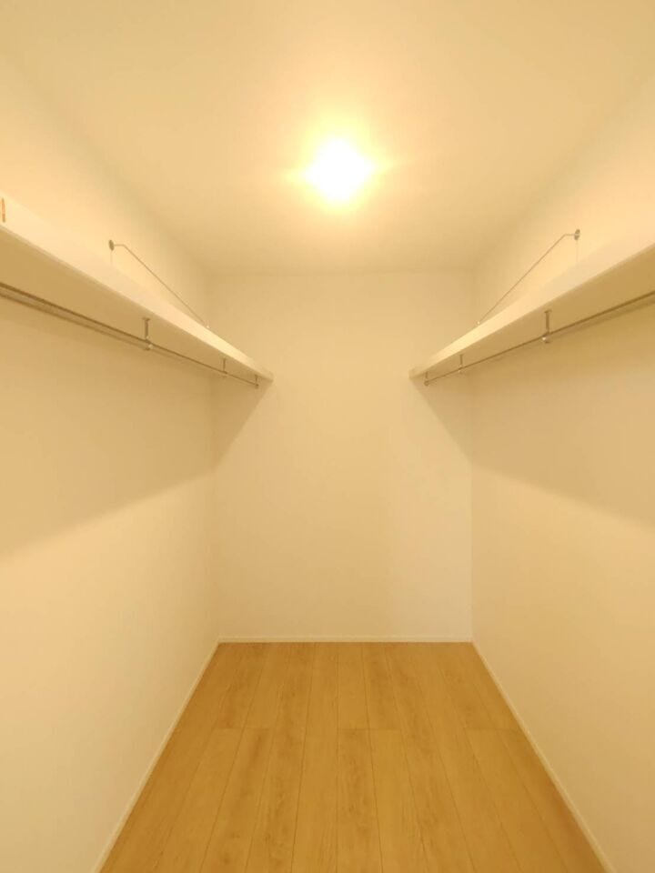 ウォークインクローゼット(3帖)
ゆとりあるウォークインクローゼットで、衣替えいらずの快適収納。季節ごとの洋服もたっぷりしまえて、暮らしがもっとスムーズに。