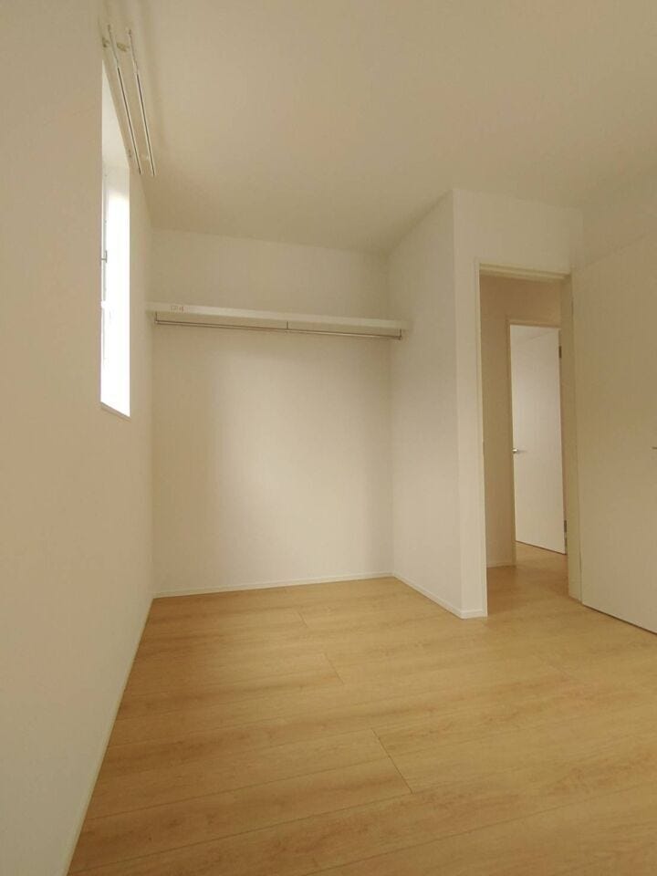 収納付き居室(4.5帖×2)
建具の引きしろを気にせずお部屋を使えるオープン収納を設けたお部屋です。