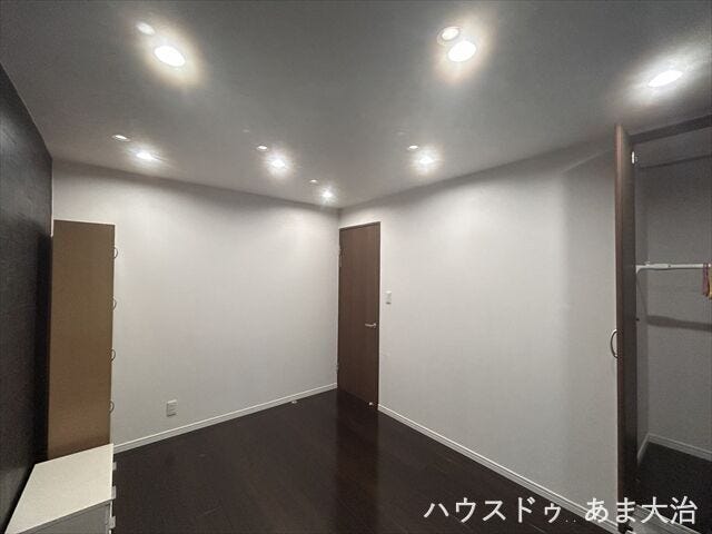 2階には洋室が2部屋。シックな内装で、寝室にもぴったりそうですね。