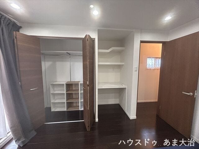 両開き収納+収納棚付き。収納力の高い空間。棚ではちょっとしたPC作業等も行えそうですね。