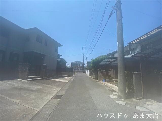 前面道路です。普通車が1台通れる幅となります。大型車の通行が少ないので、振動や騒音が抑えられます。