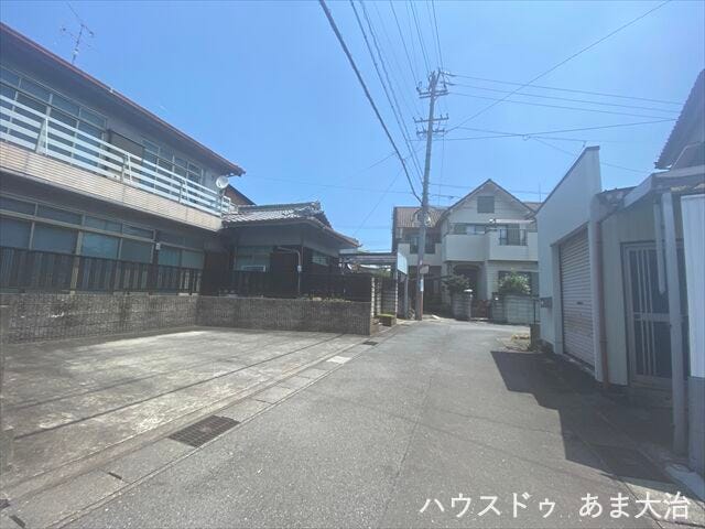 前面道路です。車がすれ違うには厳しい道幅ですが、車はスピードを抑えて走行するので、お子様にも安全な道幅となっています。