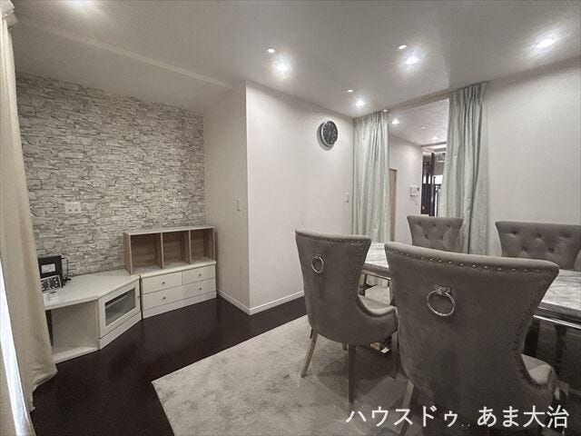 重厚感のある内装。リビングとダイニングの間にはカーテンレール付き、仕切りができる造りで空間を仕切ってご利用いただくことができますね。