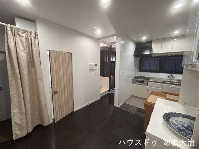 玄関から2階へもアクセスしやすい間取り◎集中して調理ができるキッチンは足元はもちろん、頭上にも収納がついていて、収納力も高そうですね。