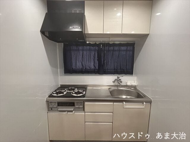 三口のガスコンロで一度に多種類調理が可能◎しっかりと換気のできる窓付き。