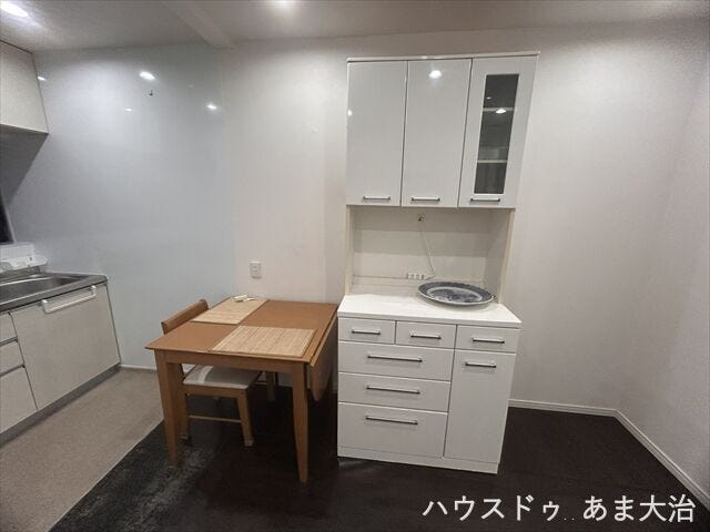 ダイニングテーブルに、カップボードを設置してもゆとりのある空間。ご夫婦でゆったりと寛いでいただけそうですね。