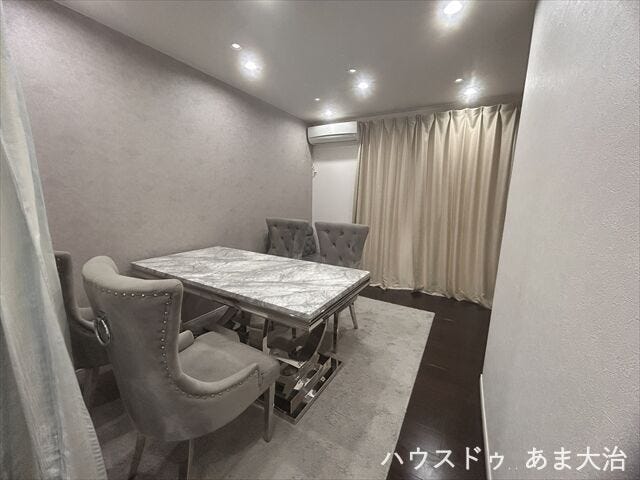 大型のテーブルを配置してもゆとりがあり、自宅兼事務所としても活用できそうです。