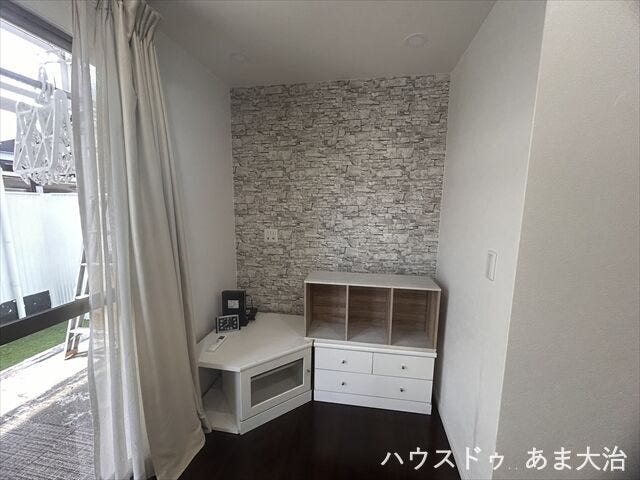 テレビボードの背面はアクセントクロスとなっていて見た目もおしゃれ◎