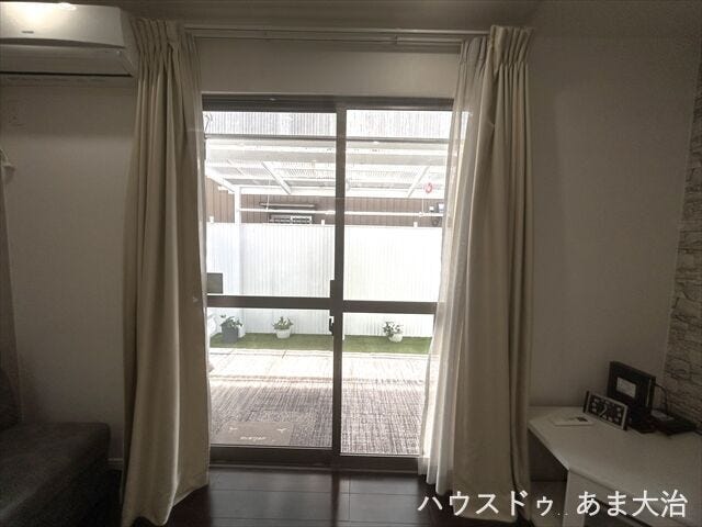 テラスへ出入りが可能なリビングです、南庭にはテラス屋根がついていてお洗濯干しも安心◎