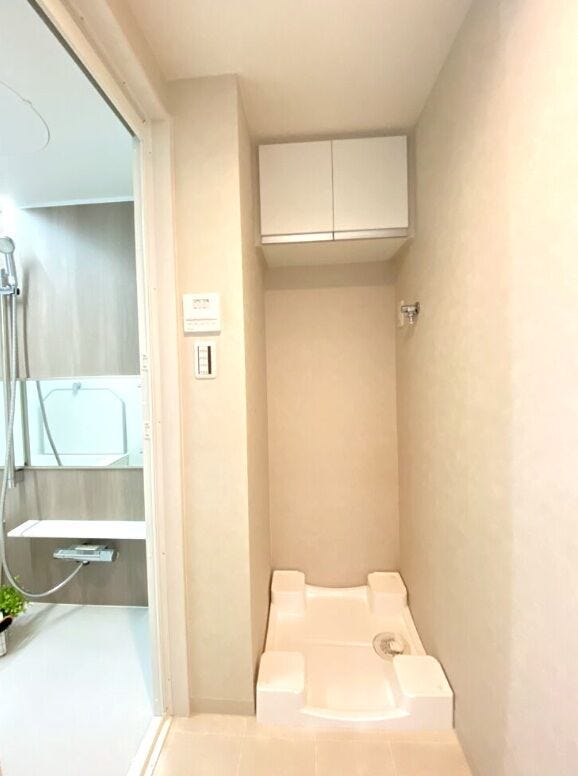 室内洗濯機置き場♪日常的に使う洗剤類置き場として使用するなど様々な使い道のある洗面室の吊戸棚☆取っ手付のボックスを置くと取り出しやすい☆2026年6月中旬洗濯パン新調☆